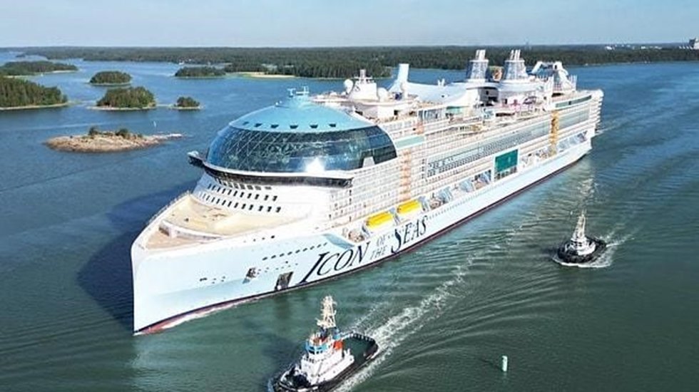 Dünyanın yeni en büyük yolcu gemisi Icon of the Seas, denize açıldı!