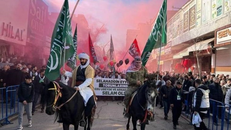 H&Uuml;DA PAR'ın 'Hamas'a selam' y&uuml;r&uuml;y&uuml;ş&uuml;nde, Tevhid bayraklarıyla &lsquo;cihat&rsquo; sloganları atıldı