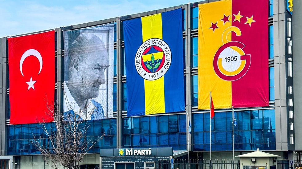 İyi Parti Genel Merkezi'ne Fenerbah&ccedil;e ve Galatasaray bayrakları asıldı