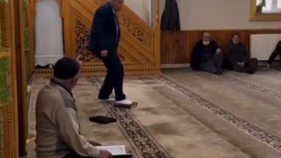 Kuran'a ayağıyla basan şahıs adliyeye sevk edildi