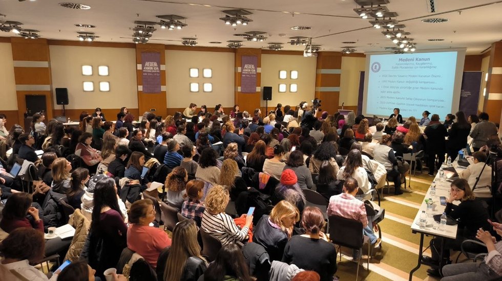 &lsquo;Medeni Kanun&rsquo;a dokunma, uygula&rsquo; diyerek Medeni Kanun İ&ccedil;in M&uuml;cadele &Ccedil;alıştayı başladı