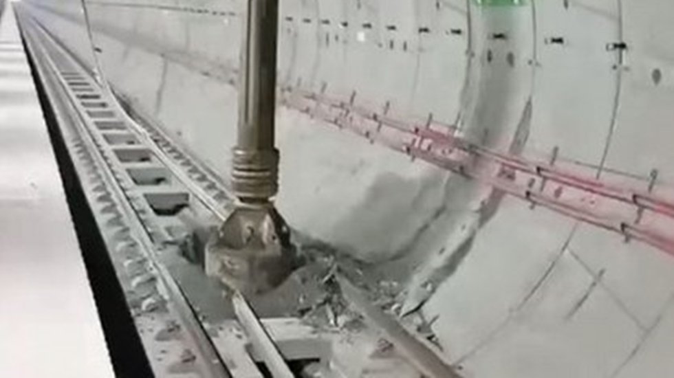 Metro'da Faciadan d&ouml;n&uuml;lm&uuml;şt&uuml;... Olay Meclis g&uuml;ndemine taşındı ve Karasu sordu: 'Kim bu &uuml;&ccedil;&uuml;nc&uuml; şahıslar?'