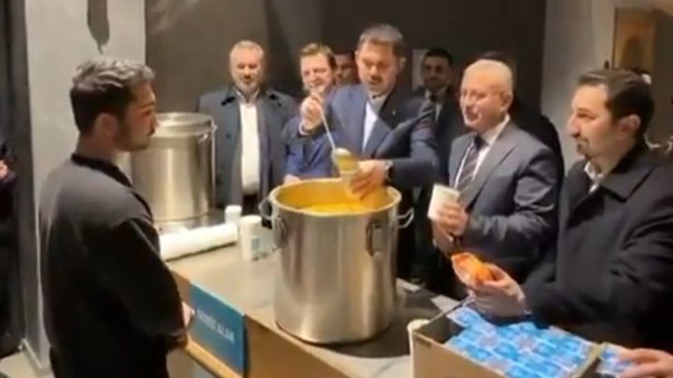 Murat Kurum'dan &ouml;ğrencilere; &ldquo;Her g&uuml;n mercimek, domates, tavuk suyu dağıtılacak, her cuma akşamı etli pilav verilecek&rdquo;