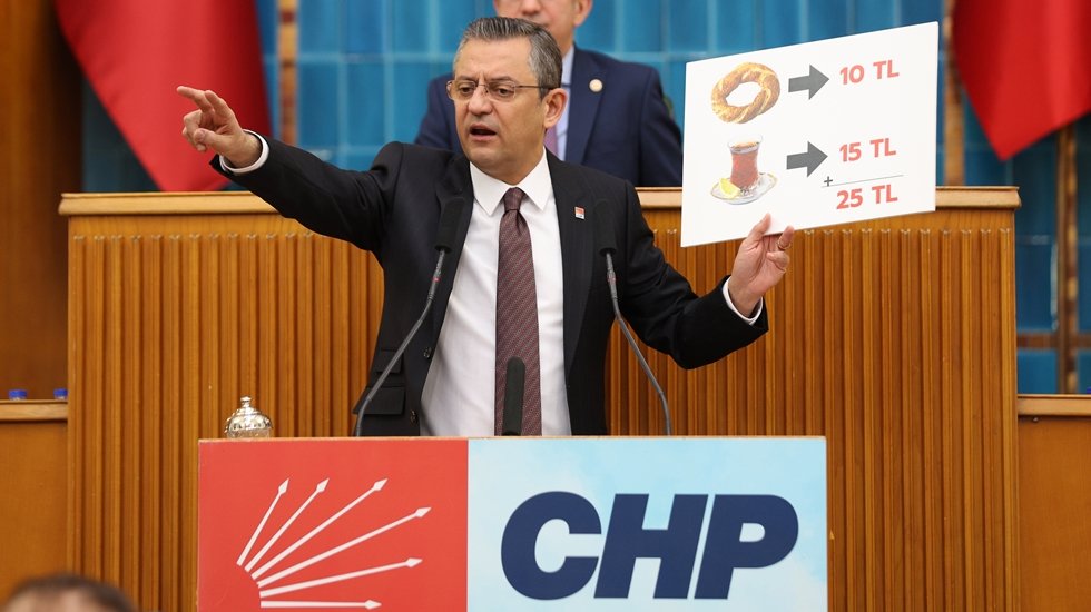 &Ouml;zg&uuml;r &Ouml;zel: Bir emekliye verdikleri 10 bin lirayı Saray'da 27 saniyede harcıyorlar&hellip;