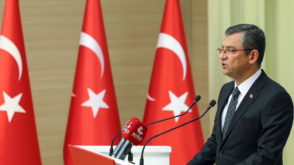 &Ouml;zg&uuml;r &Ouml;zel'den iktidara: "O g&uuml;n atılan imzalar d&uuml;n akşamki şehitlere engel oldu mu?"