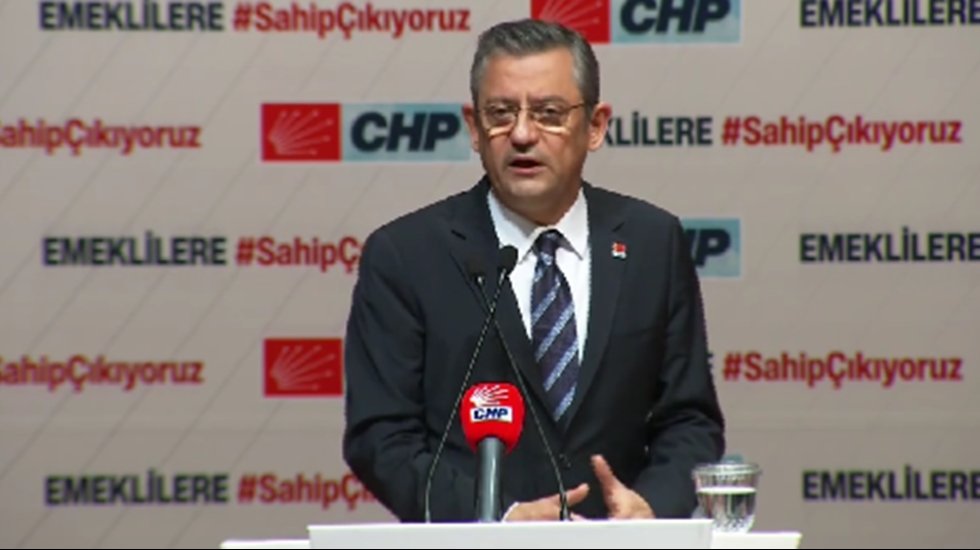 &Ouml;zg&uuml;r &Ouml;zel k&uuml;rs&uuml;de isyan etti: "Bu &uuml;lkenin emeklilerine bunu yaşatanlara yazıklar olsun"