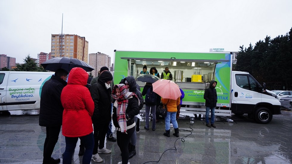 Yurttaşlar Metrobüs durağında güne sıcak çorbayla başlıyor