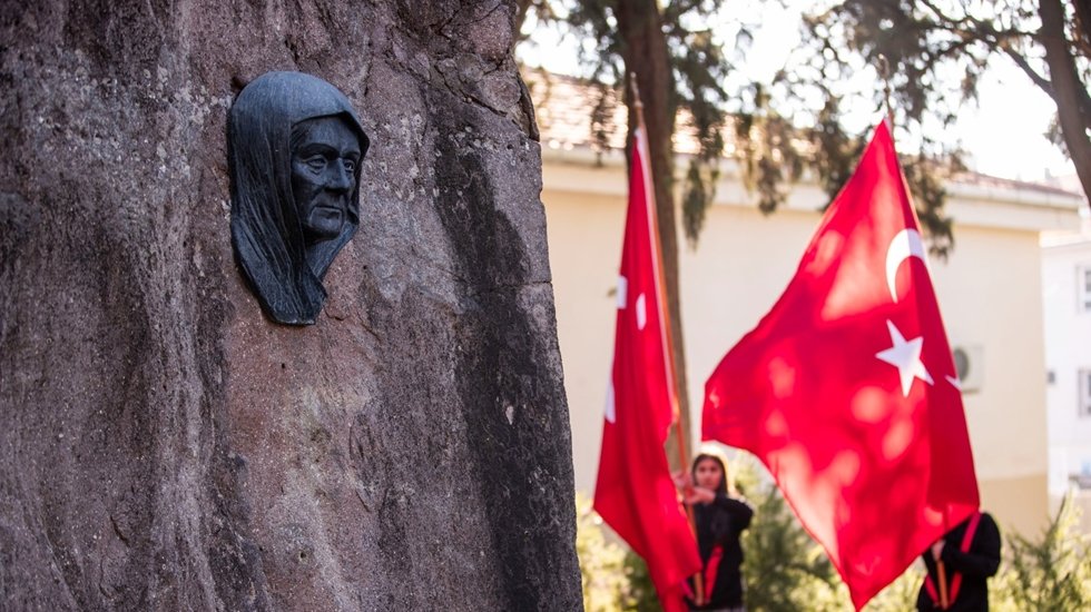 Z&uuml;beyde Hanım &ouml;l&uuml;m&uuml;n&uuml;n 101. yıl d&ouml;n&uuml;m&uuml;nde anıldı