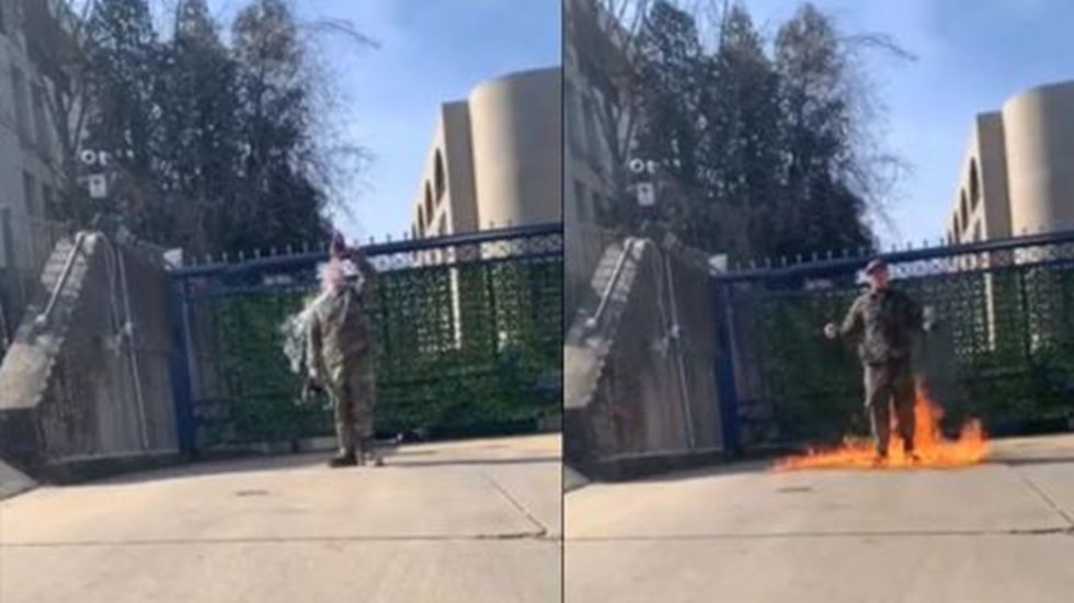 ABD'li asker Filistinliler için büyükelçilik önünde kendini yaktı