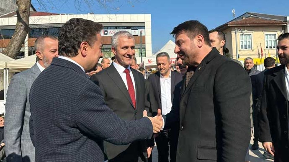Ali Babacan, D&uuml;zce ziyaretinde YRP adayı şarkıcı Davut G&uuml;loğlu'nu tanımadı&hellip;