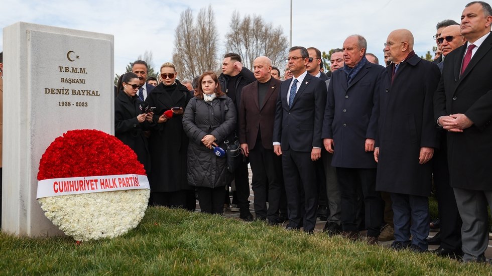 CHP 4. Genel Başkanı Deniz Baykal, vefatının yıl d&ouml;n&uuml;m&uuml;nde mezarı başında anıldı...