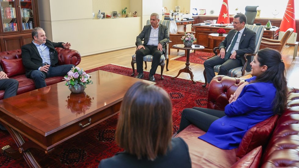 CHP Genel Başkanı &Ouml;zg&uuml;r &Ouml;zel, EMEP Genel Başkanı Seyit Aslan ile bir araya geldi