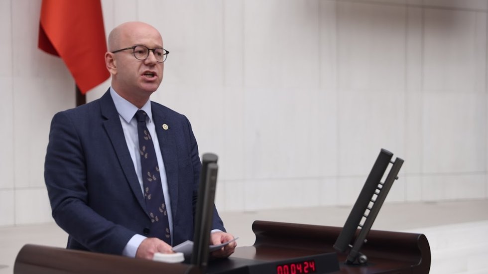 CHP'li Sarı'dan Bağ-kur tepkisi: &ldquo;Esnafın rızkını &ccedil;aldınız, şimdi de sağlığını&rdquo;