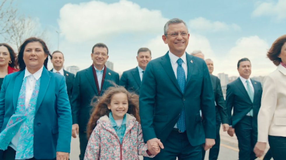 CHP, yerel se&ccedil;imlere y&ouml;nelik reklam filmini yayınladı... Reklamda L&uuml;tf&uuml; Savaş yok