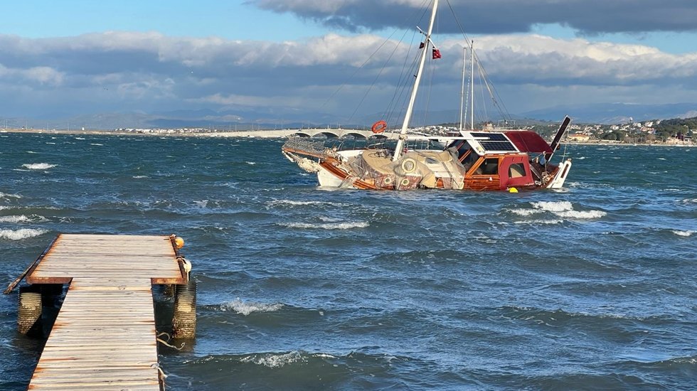Kuvvetli fırtına Ayvalık&rsquo;ta tekneleri batırdı