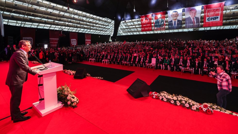 &Ouml;zg&uuml;r &Ouml;zel Antalya Belediye Başkan adayları tanıtım toplantısına katıldı.