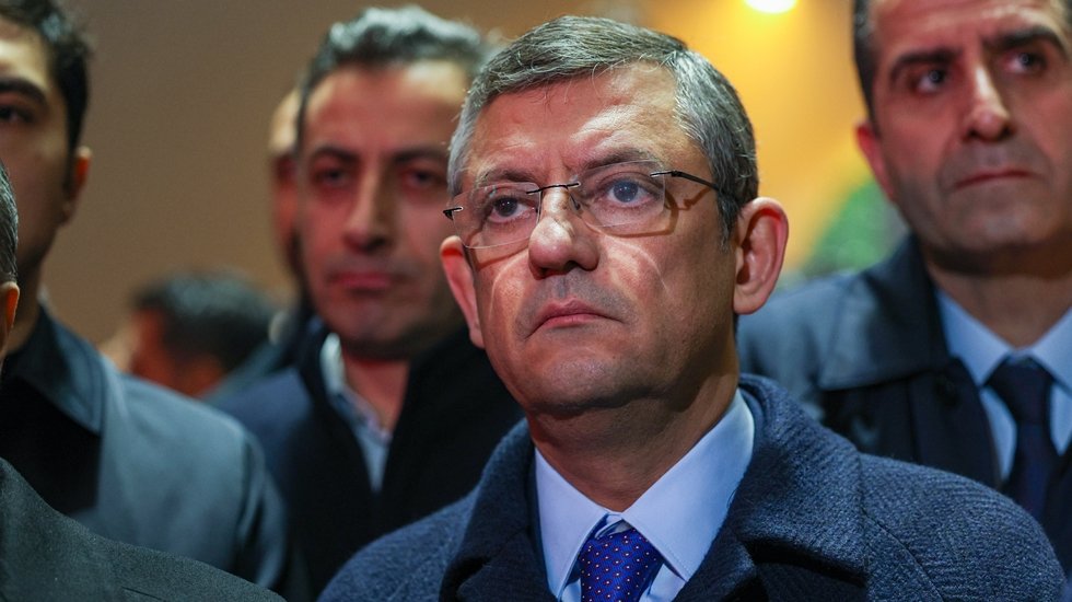 &Ouml;zg&uuml;r &Ouml;zel'den Burcu K&ouml;ksal a&ccedil;ıklaması: 'Konuştum, ne gerek vardı dedim'