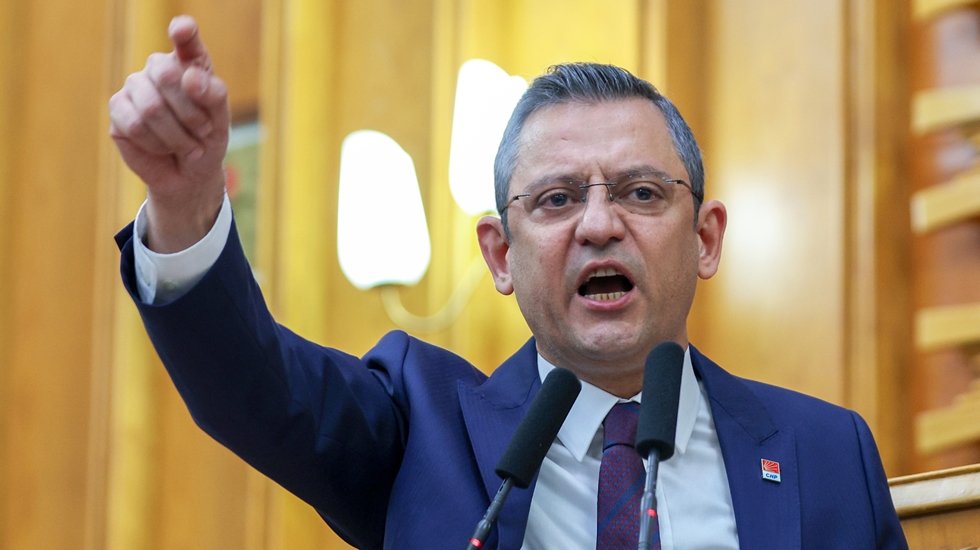 &Ouml;zg&uuml;r &Ouml;zel: "Cuma namazına 300 ara&ccedil;la giden Tayyip Bey ve ailesi İsrail ticaretinden pay alıyor"