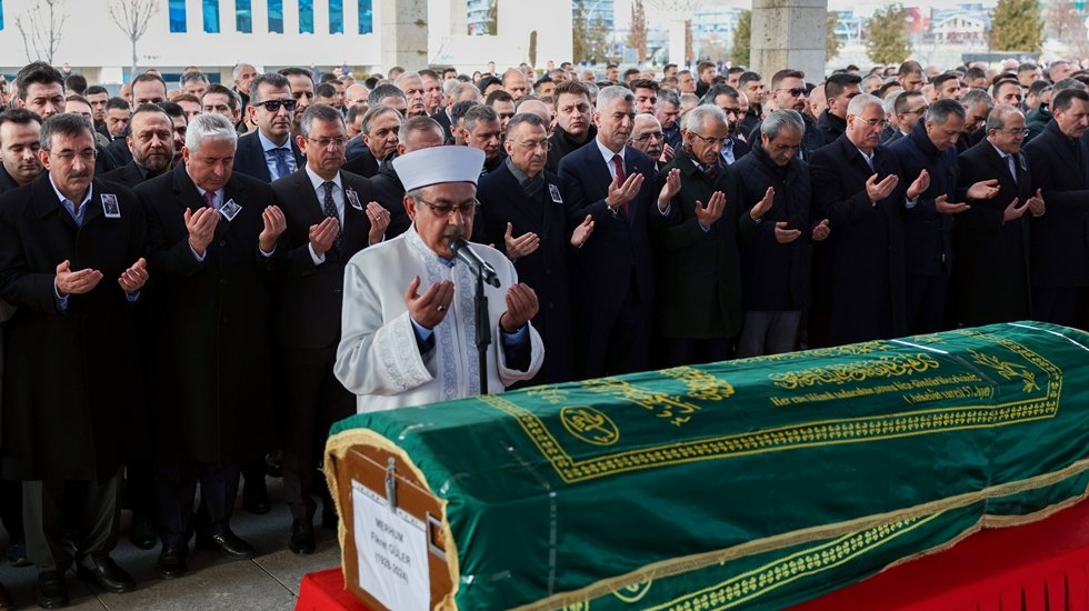 &Ouml;zg&uuml;r &Ouml;zel, Fikret G&uuml;ler'in cenaze t&ouml;renine katıldı