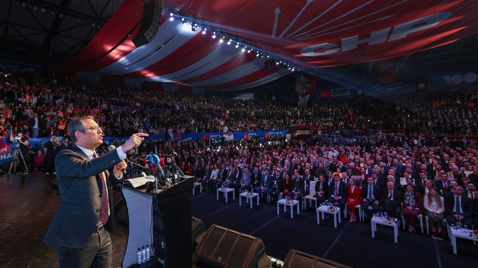 &Ouml;zg&uuml;r &Ouml;zel İzmir'de 'M&uuml;jde&rsquo; verdi: 'A&ccedil;ık ara &ouml;ndeyiz...'