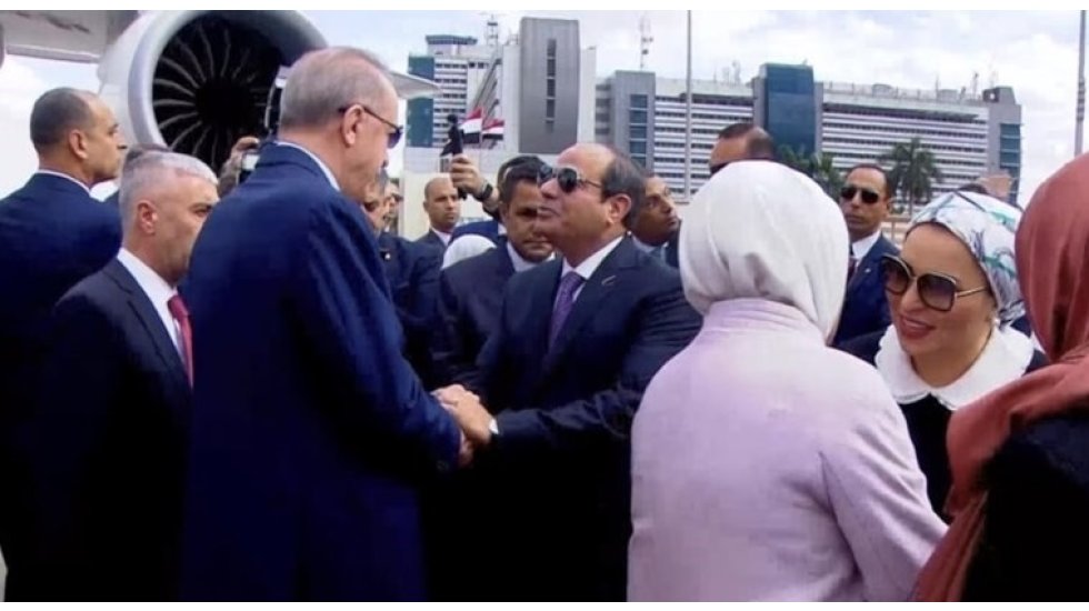 Sisi, Erdoğan'ı havalimanında karşıladı