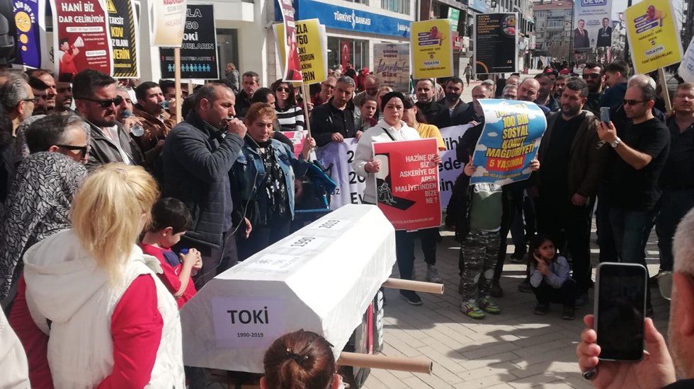 TOKİ mağdurları AKP &ouml;n&uuml;nde haykırdı: 'Mağdurlar burada Murat Kurum nerede?'
