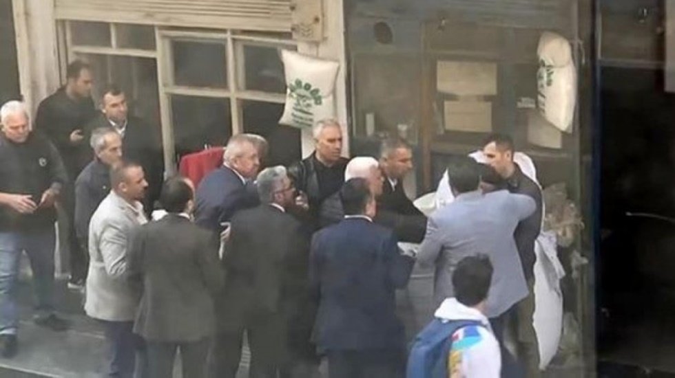 Belediye başkanı kendisine oy vermeyeceğini s&ouml;yleyen 70 yaşındaki yurttaşı yumruklayıp tartakladı&hellip;
