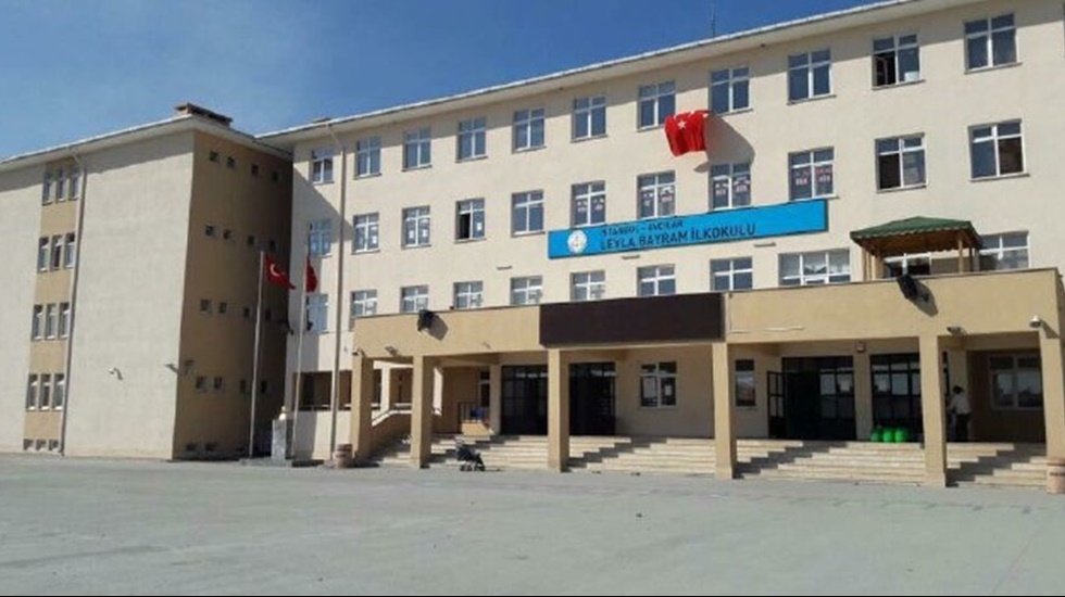 Bu okulda oy kullanan se&ccedil;men sayısı 359&rsquo;unun n&uuml;fusundan daha fazla.