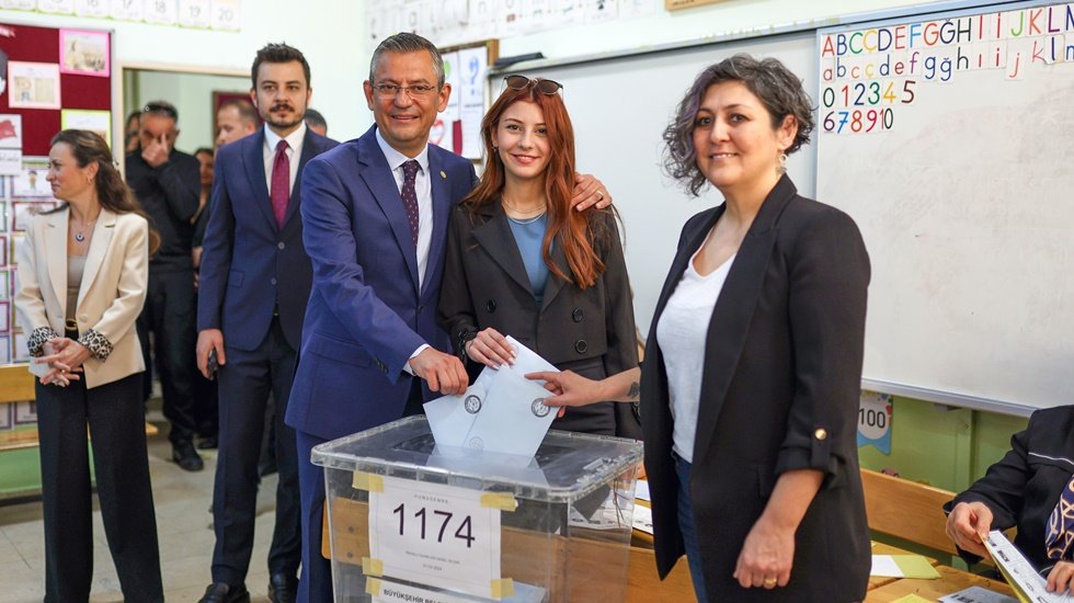 CHP Genel Başkanı &Ouml;zg&uuml;r &Ouml;zel, 31 Mart Yerel se&ccedil;imlerinde oy kullandı