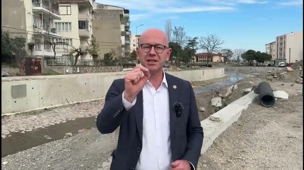 CHP'li Sarı'dan "DSİ logolarının &uuml;st&uuml;n&uuml; betonla kapattılar" iddiası