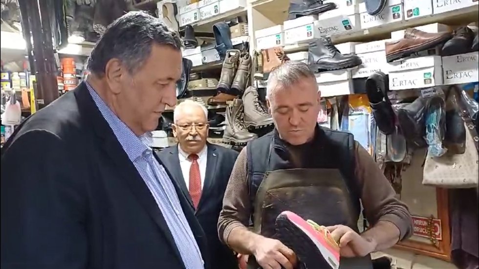 Esnaf: &ldquo;40 yıldır esnafım, ilk kez&nbsp;ayakkabı tamirine&nbsp;bu kadar rağbet oldu&rdquo;