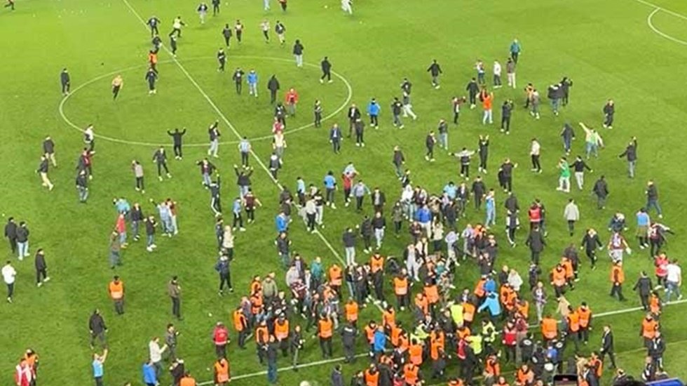 Fenerbahçeli futbolculara saldırı dünya basınında...