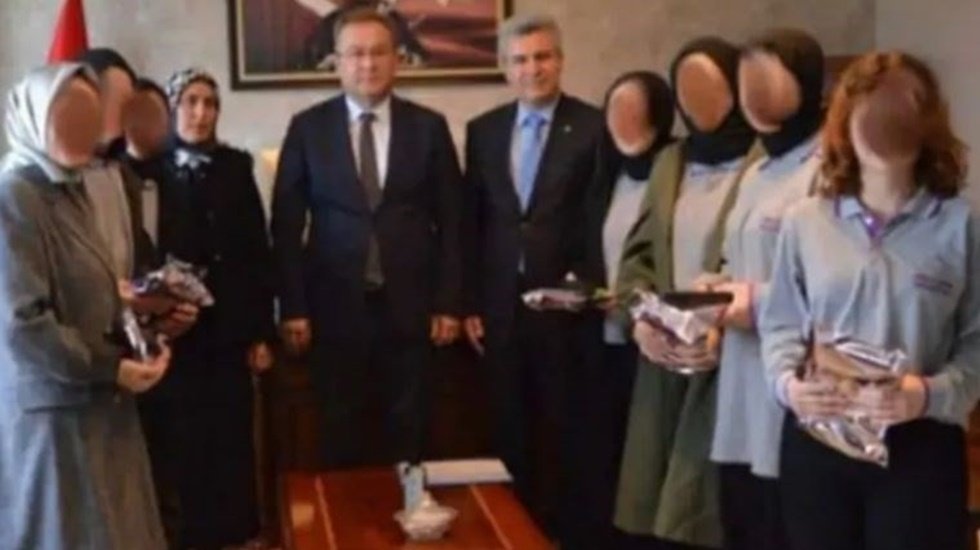 İl&ccedil;e Milli Eğitim M&uuml;d&uuml;rl&uuml;ğ&uuml; yarışmada dereceye giren kız &ouml;ğrencilerin y&uuml;z&uuml;n&uuml; gizledi