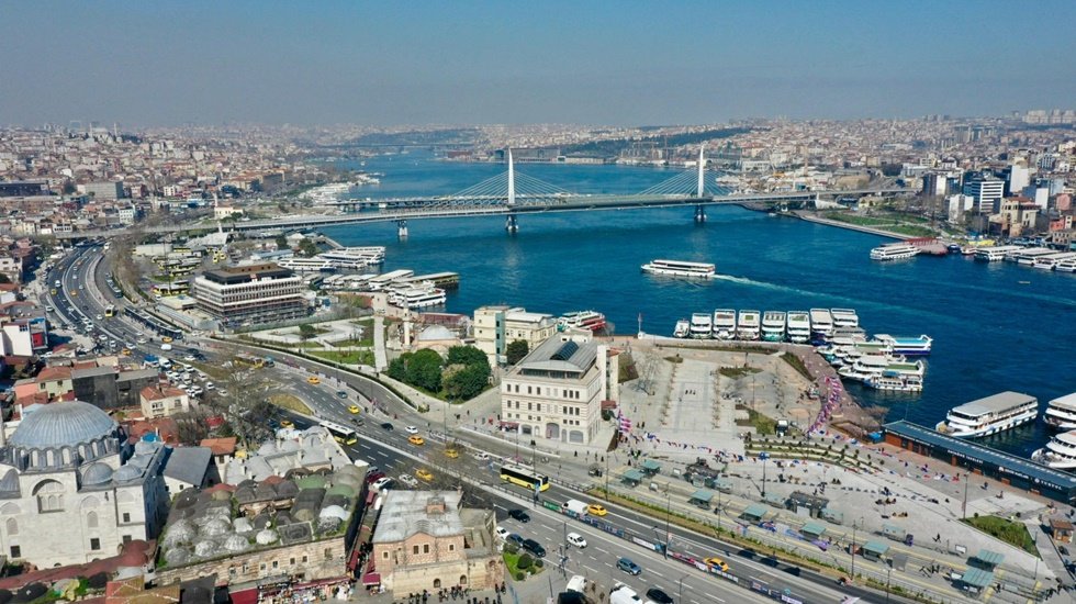 İstanbulluların artık Eminönü'nde bir meydanı var....