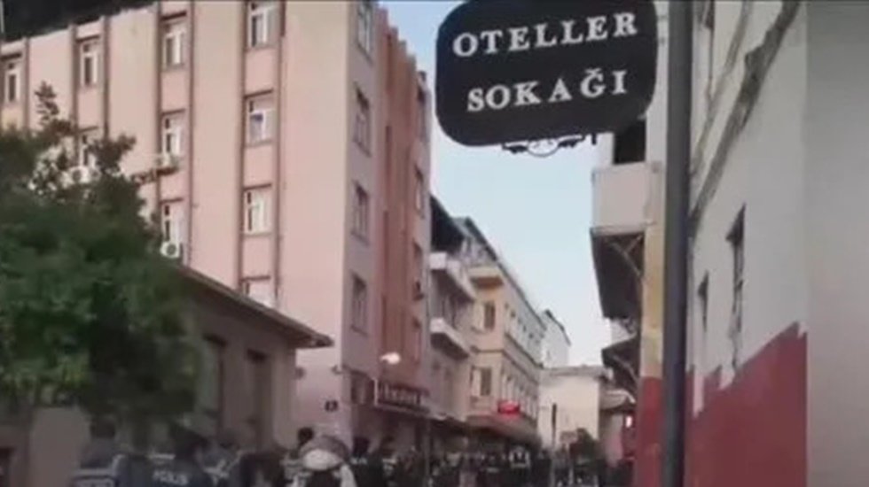 İzmir'de d&uuml;zensiz g&ouml;&ccedil;men kabul eden 35 otele işlem yapıldı!