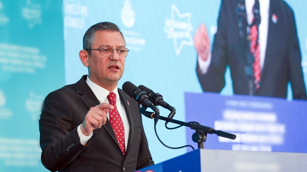 &Ouml;zg&uuml;r &Ouml;zel&rsquo;den AKP se&ccedil;menine: "Ben &ccedil;antada keklik değilim dersen; senin değil, o zenginlerin vergilerini artıracak"