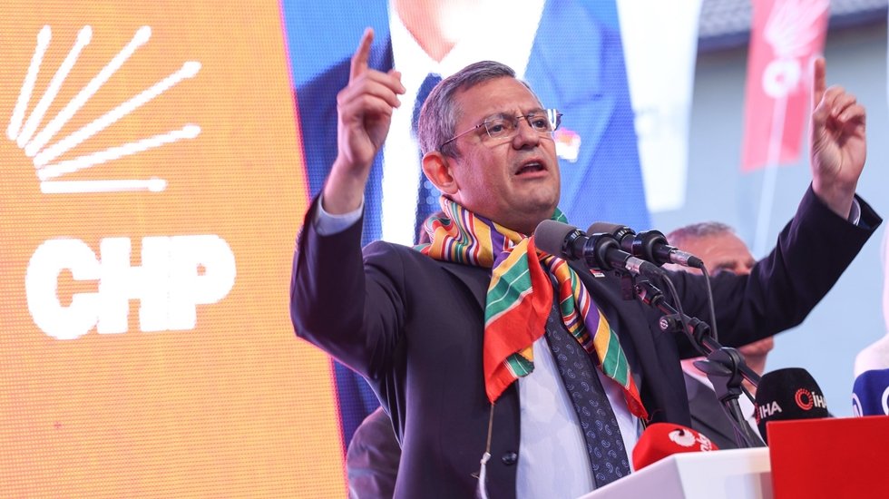 &Ouml;zg&uuml;r &Ouml;zel: &ldquo;Tayyip Bey belediyelerin u&ccedil;ak fabrikalarının olduğunu sanıyor&rdquo;