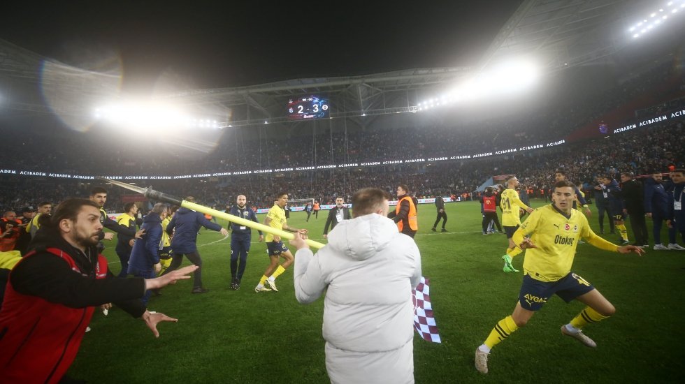 Trabzon'da kara gece! Taraftar sahaya indi, Fenerbahçeli futbolculara saldırdı