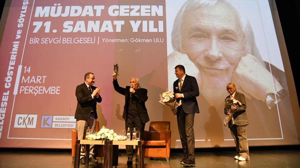 T&uuml;rk tiyatrosunun ustası M&uuml;jdat Gezen&rsquo;in 71. sanat yılı kutlandı