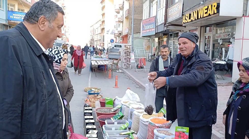 Vatandaş bir avu&ccedil; mercimek almaya başladı