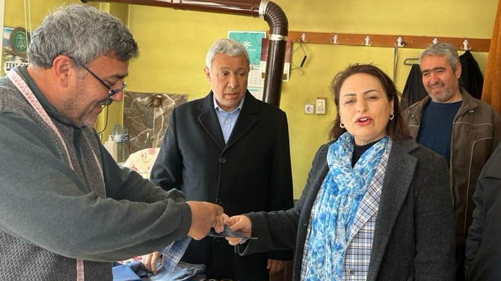 Yurttaşlar eskimiş g&ouml;mleklerinin yakalarını ters &ccedil;evirtip yeniden giyiyor...