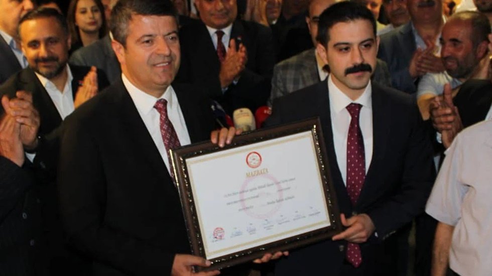 Adıyaman Belediye Başkanı Abdurrahman Tutdere mazbatasını aldı