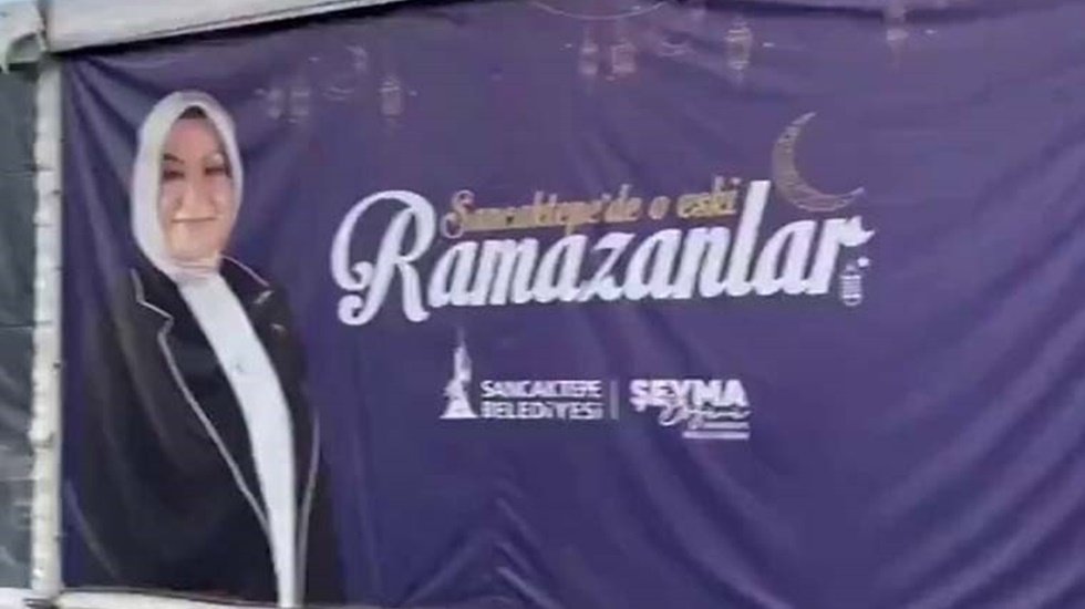 AKP'li Belediye se&ccedil;imi kaybedince iftar &ccedil;adırını iptal etmişti: İBB aynı yerde iftariyelik dağıttı!