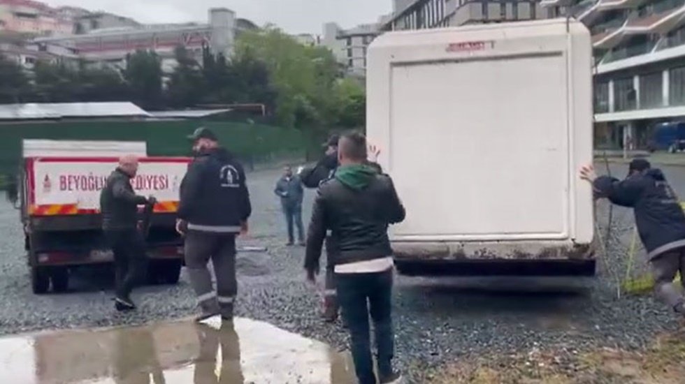 Beyoğlu Belediyesi çocuk oyun alanına yapılan kaçak otoparkı boşalttı