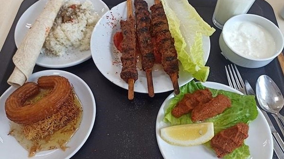 Çalıştığı firmanın verdiği öğle yemeğini paylaşarak tüm işverenlere ders verdi…