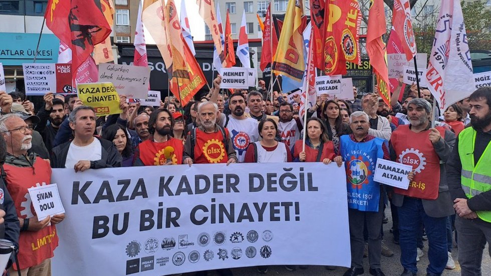 Emek &Ouml;rg&uuml;tleri&rsquo;nden 29 iş&ccedil;inin &ouml;ld&uuml;ğ&uuml; binanın &ouml;n&uuml;nde a&ccedil;ıklama: &ldquo;İş kazası değil bu bir cinayet&rdquo;