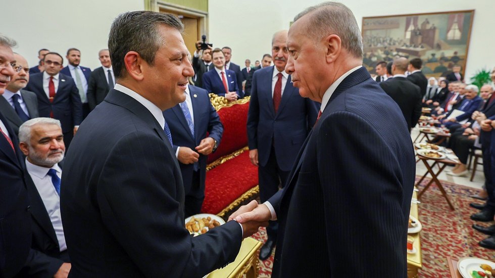 Erdoğan'dan &Ouml;zg&uuml;r &Ouml;zel'e g&ouml;nderme "Kırdığı potları &uuml;st &uuml;ste koysak buradan Halep&rsquo;e yol olur"