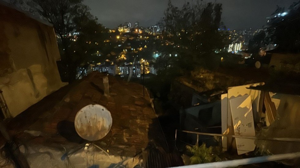 Gaziosmanpaşa'da toprak kayması! Yurttaşlar tahliye edildi...