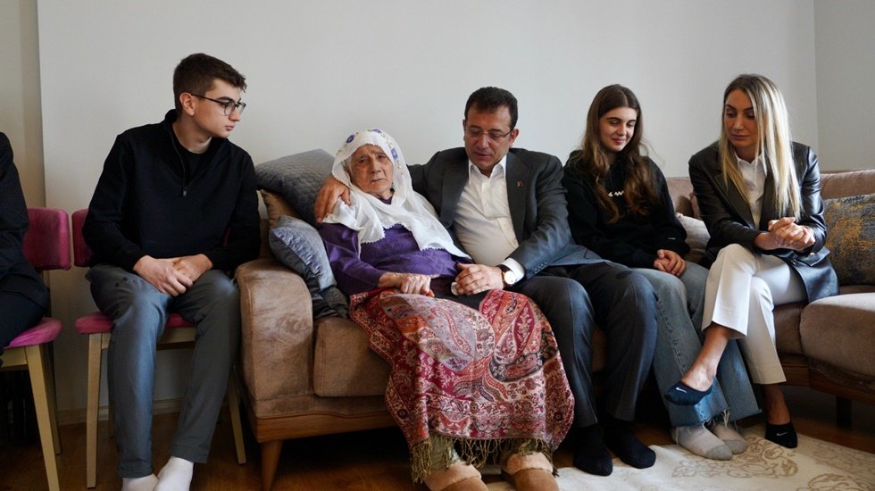 İmamoğlu memleketinde hemşerileriyle buluştu 97 yaşındaki anneannesini ziyaret etti...