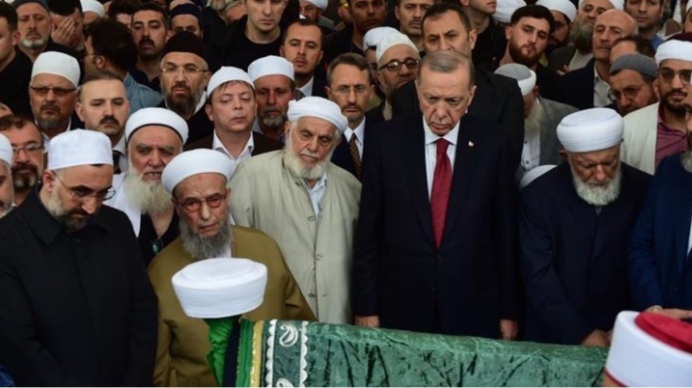İsmailağa'nın yeni lideri &ouml;n&uuml;nde ilan edilen Erdoğan konuşma yapmadı...